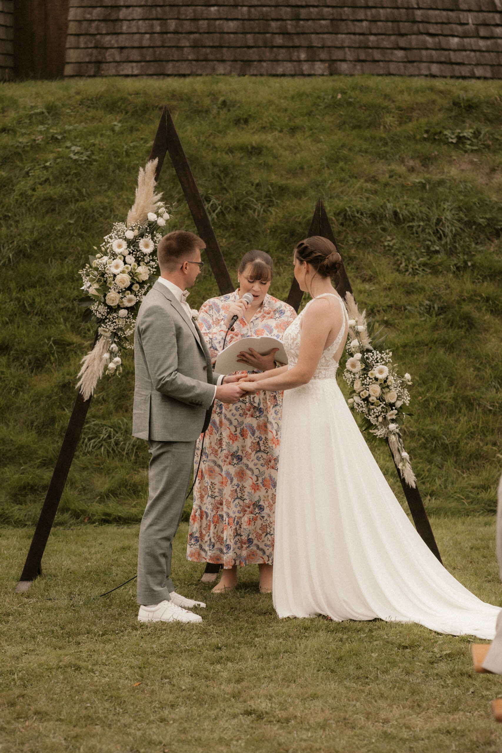 Freie Traurednerin beim Ja-Wort mit Brautpaar, moderne Hochzeit in Exter vor der Windmühle, Eure Liebe feiern