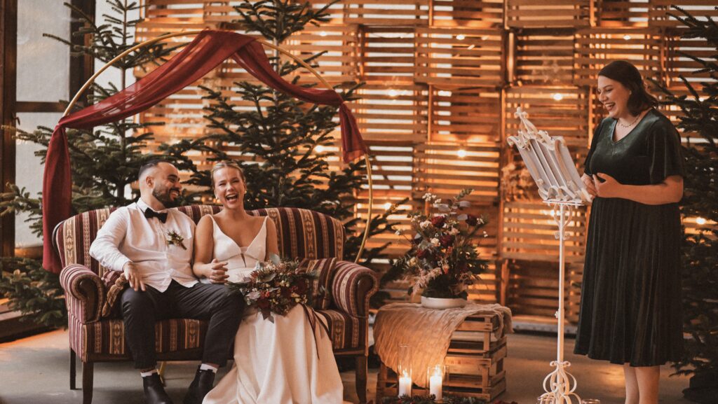 Freie Trauung auf Hof Frien, Uchte, Niedersachsen, Trauzeremonie von Maizauber Traurednerin aus Bielefeld und Ostwestfalen, Brautpaar lacht herzlich bei persönlicher, humorvoller Traurede, Hochzeit in Niedersachsen, Heiraten in Minden und Hannover, Winterhochzeit