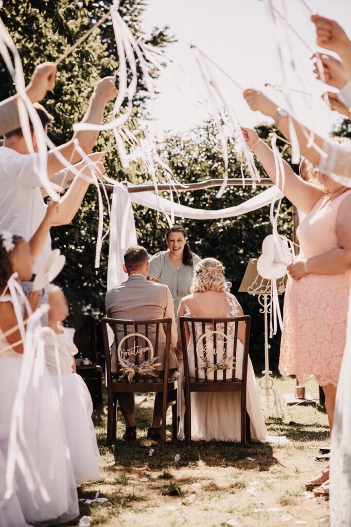 Freie Traurednerin Bielefeld und Brautpaar, Beckers Hof in Rheda Wiedenbrück, Gütersloh, Herford, NRW, Minden, Hannover, Freie Trauung mit Weddingwands und Freudentränen, Traurede